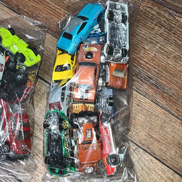 Hot wheels and assorted toy cars - Picture 6 of 7